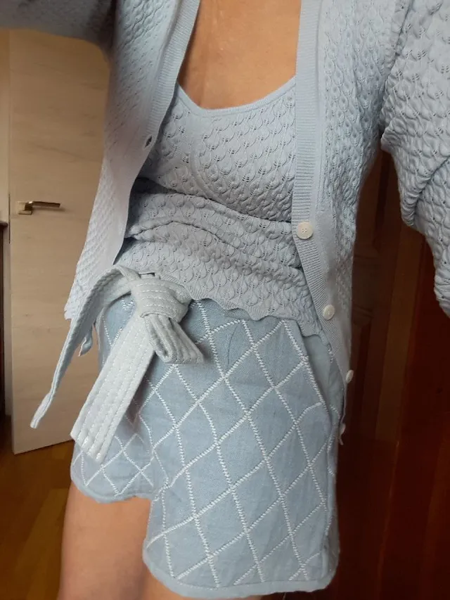 Tenue combinée au short bleu TWINSET comme demandée par Cécile