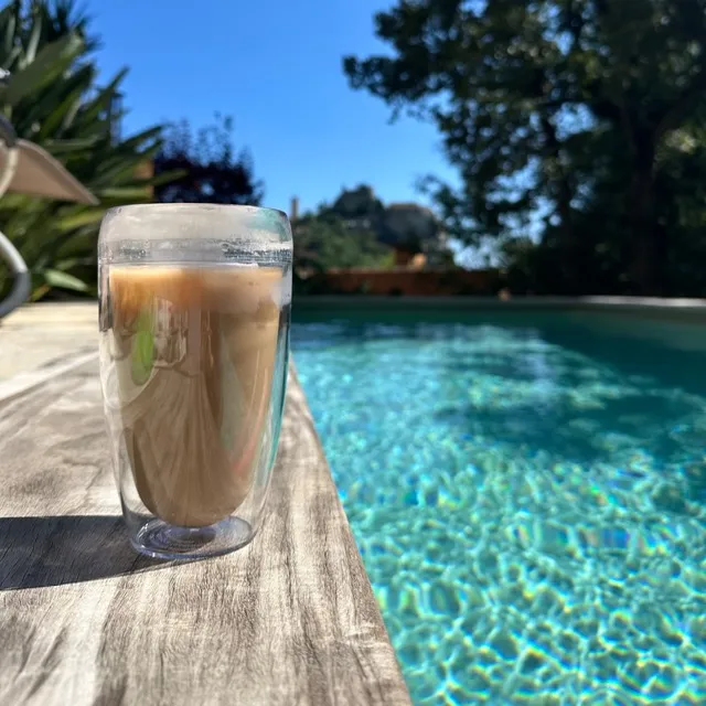 bonheur au bord de la piscine