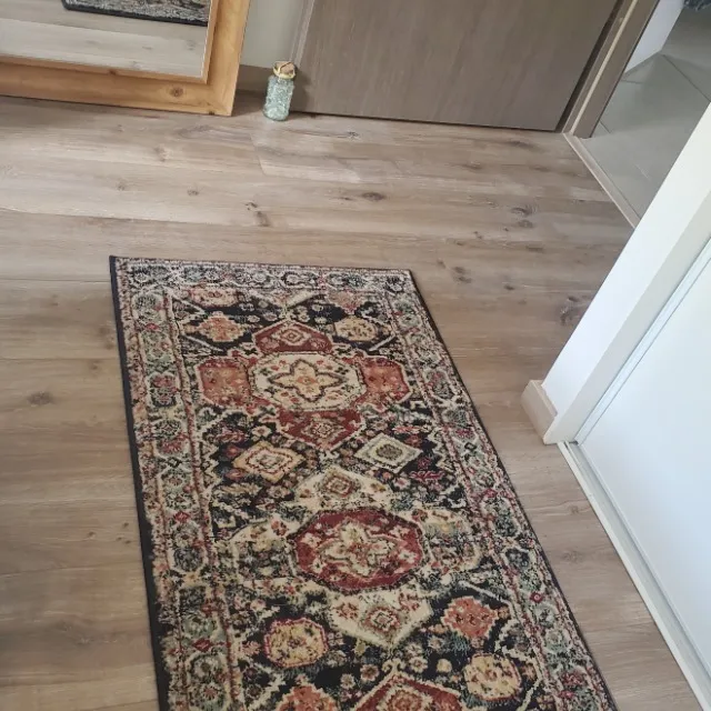 Un beau tapis coloré O&Ko pour habiller une chambre 🥰😊