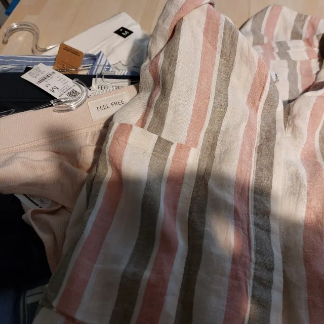 Cintres cassés,  linge en boule,