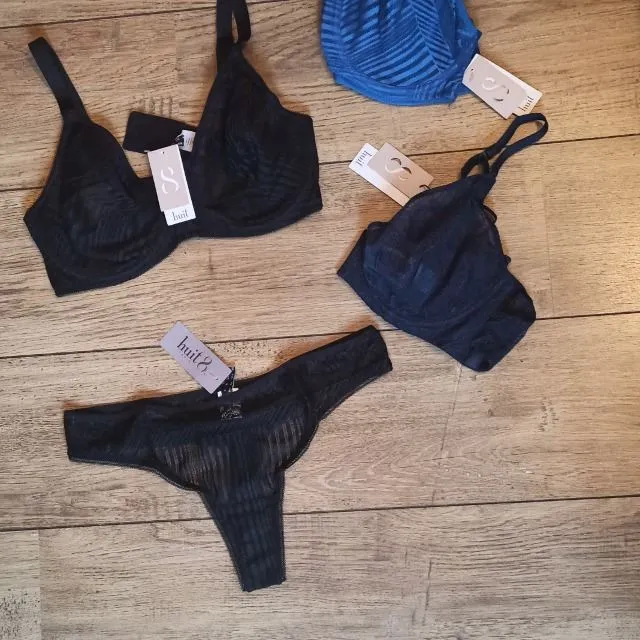 Sous vêtements Huit - Winter camp 3 soutien gorges et 1 string pour le prix d'un soutien gorge !