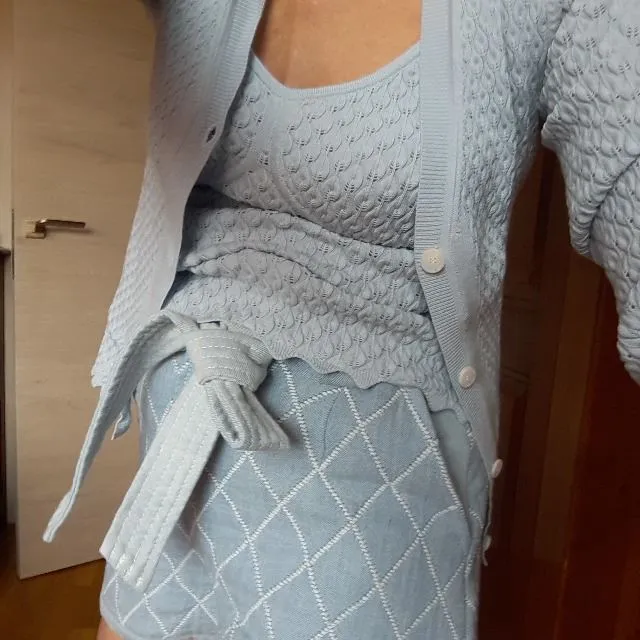 Tenue combinée au short bleu TWINSET comme demandée par Cécile