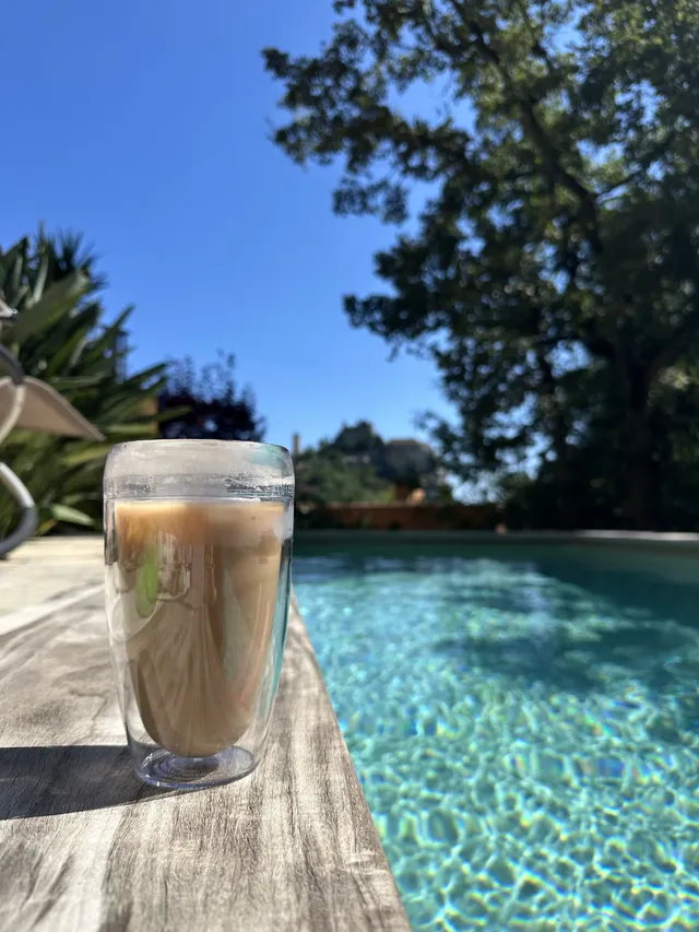 bonheur au bord de la piscine