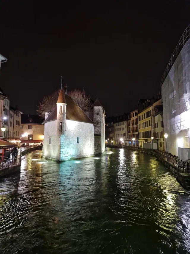 Nocturne et marché de Noël à Annecy