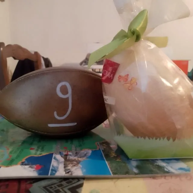 Un petit ballon de rugby chocolat blanc