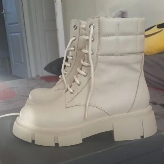 Bottines en cuir blanc cassé