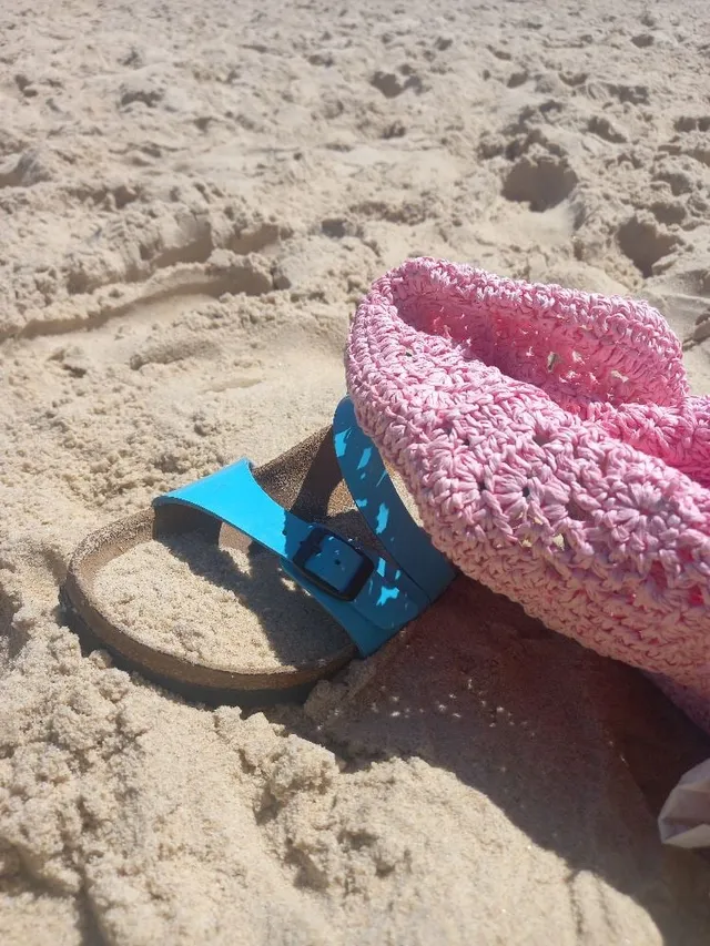 Sandales et chapeau en vacances dans les Landes