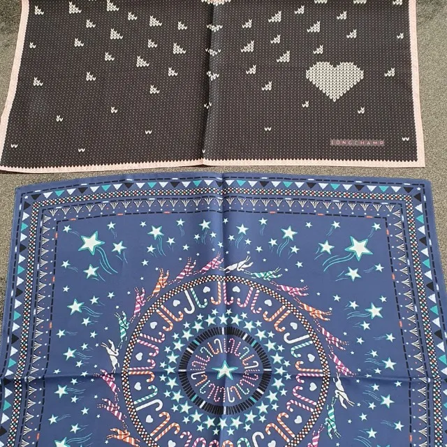 2 carrés de soie marque longchamp
