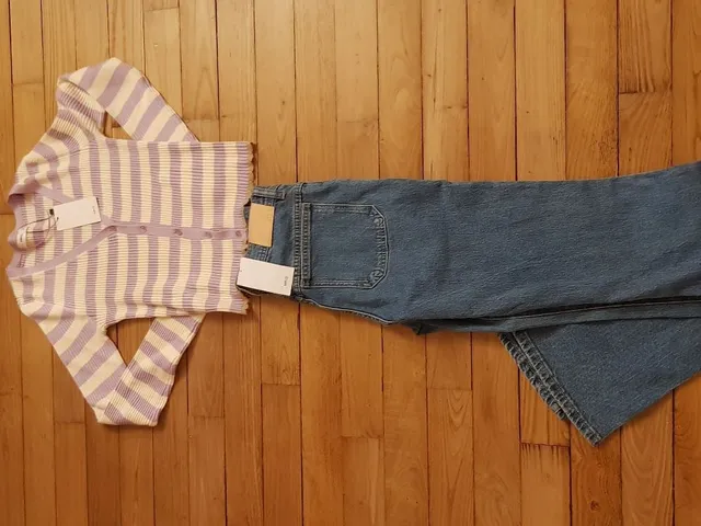 Vente Mango, jeans bootcut et petit cardigan rayé violet et écru, très sympa et à petits prix;)