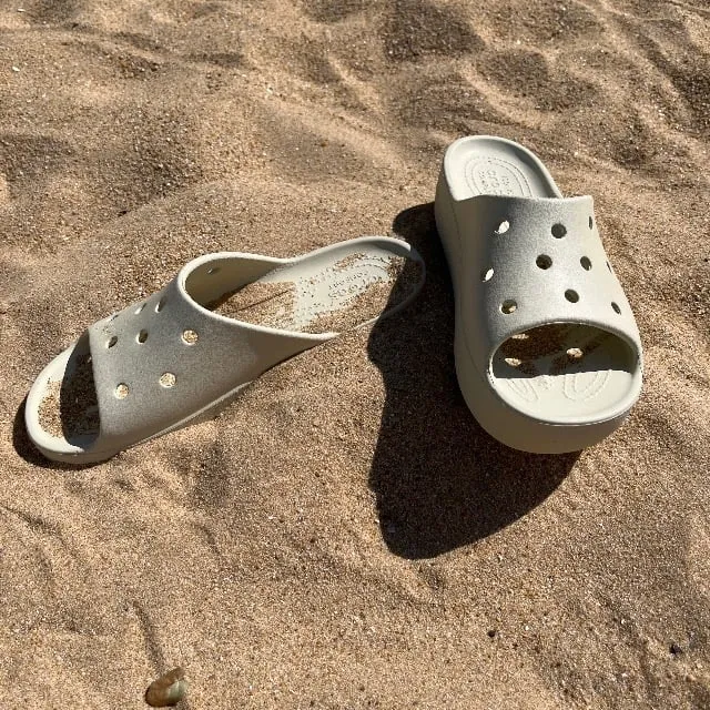 Les crocs à la plage