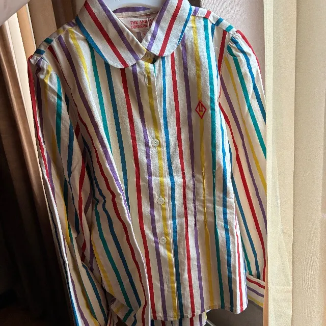 Joli costume rayé et coloré