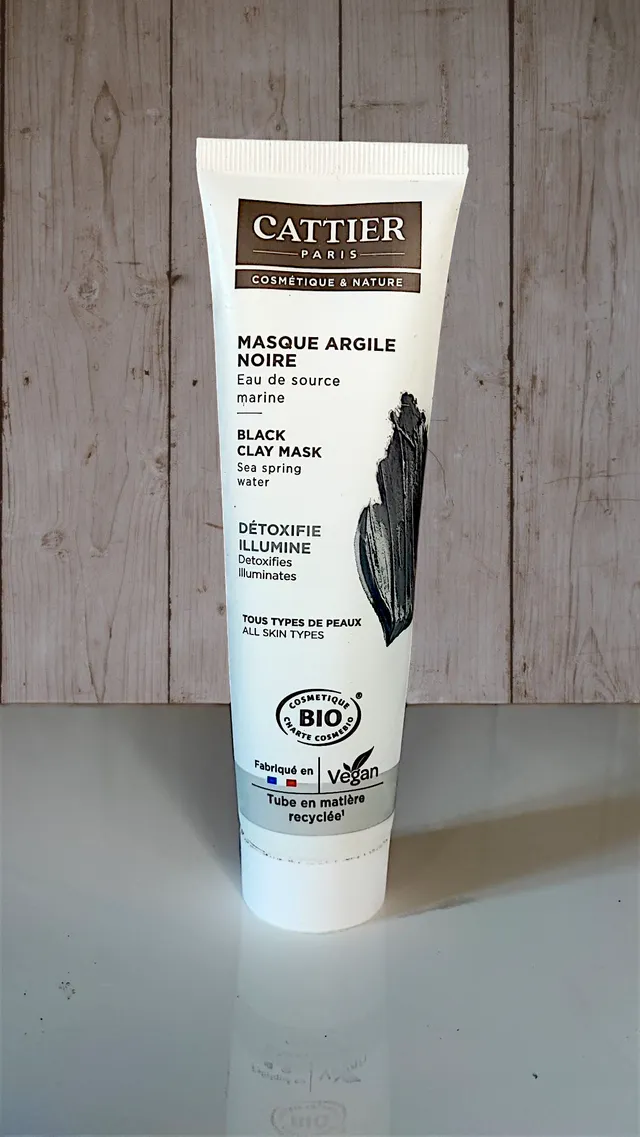 Masque à l'argile noire pour une peau toute douce !