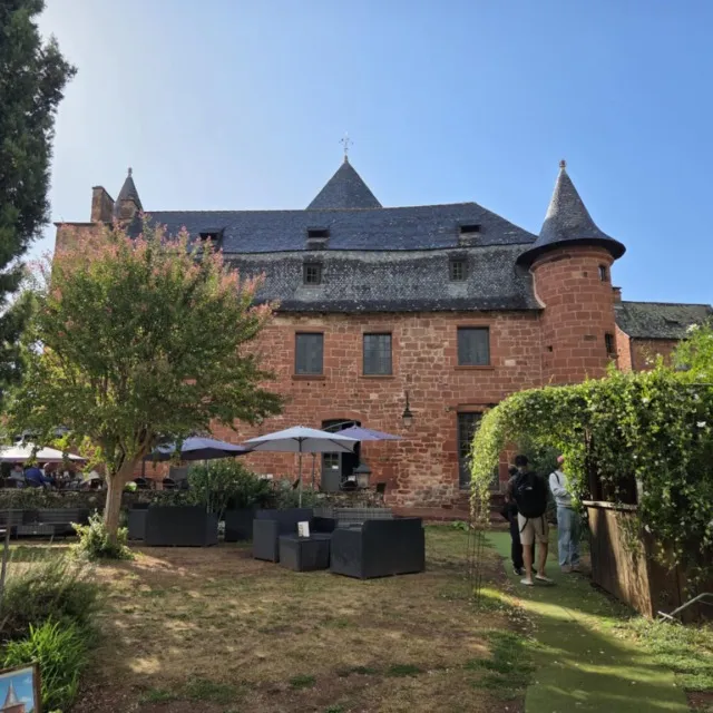 Colllonges-la-rouge : un bijou de grès rouge sous la pluie