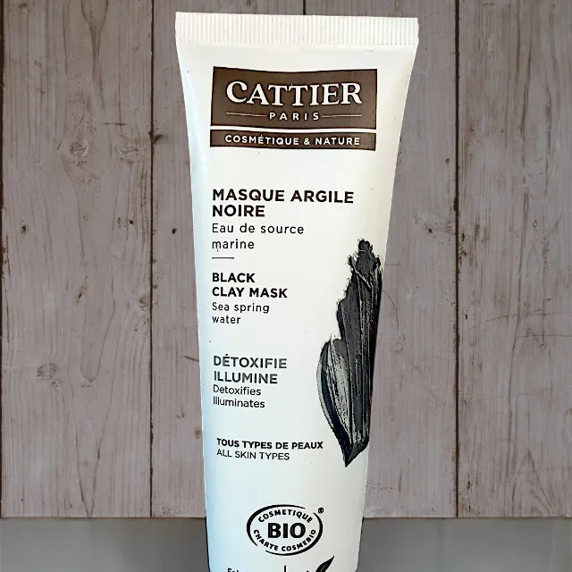 Masque à l'argile noire pour une peau toute douce !