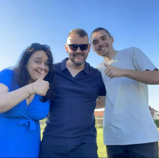 un mariage et une famille tout sourire