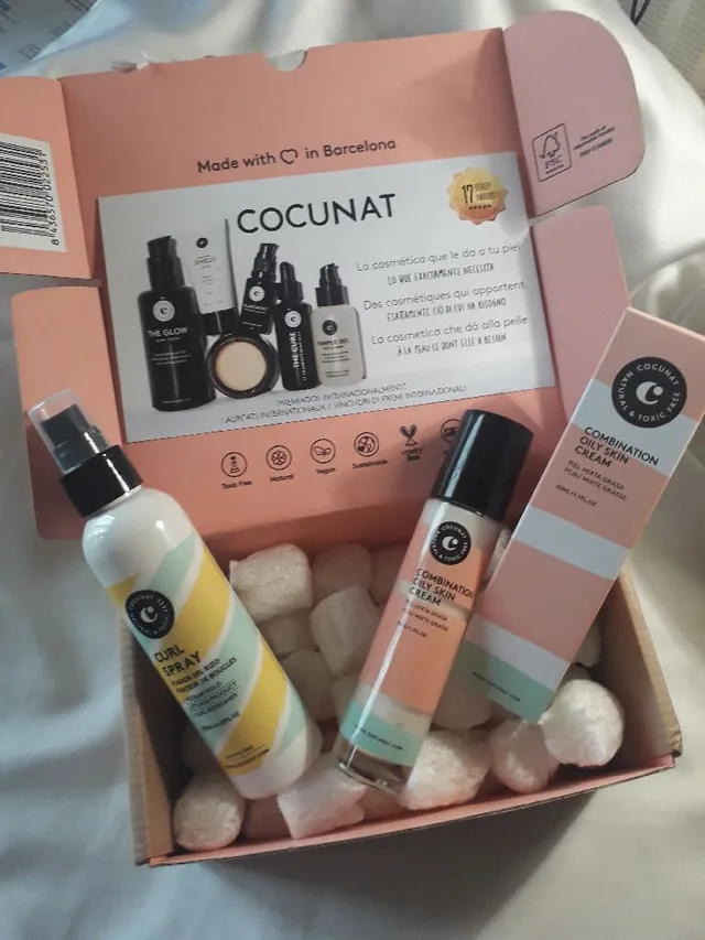 Jai reçu ma commande et j'ai choisi un spray à cheveux et un soin anti-imperfections pour compléter mes autres produits Cocunat, marque végane espagnole