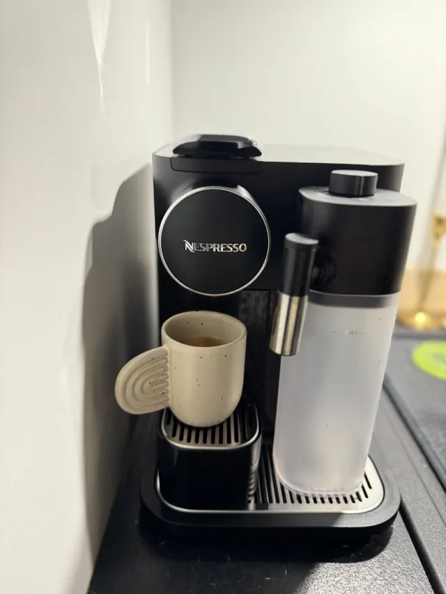 Magnifique machine à café Nespresso x Delonghi