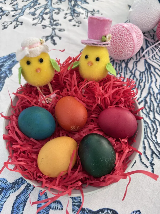 Des vrais œufs colorés maison pour Pâques; Joyeuses fêtes de