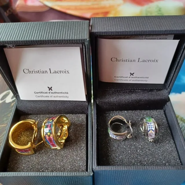 Jolies boucles d'oreilles Christian Lacroix, achetées sur Veepee