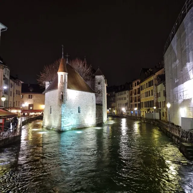 Nocturne et marché de Noël à Annecy