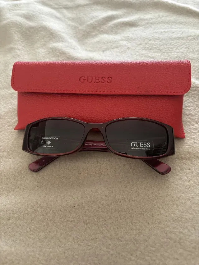 Paire de lunettes de soleil guess rouge bordeaux pour cet été 🌞