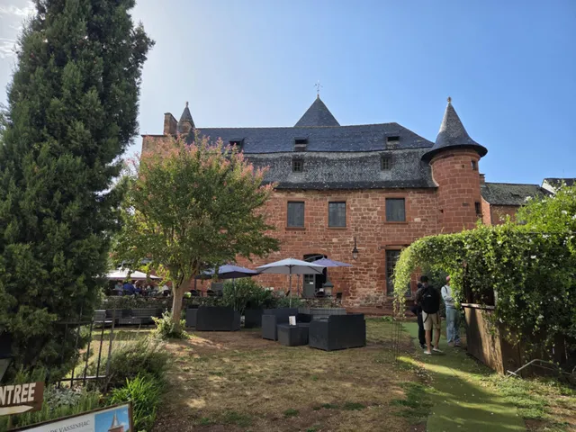 Colllonges-la-rouge : un bijou de grès rouge sous la pluie