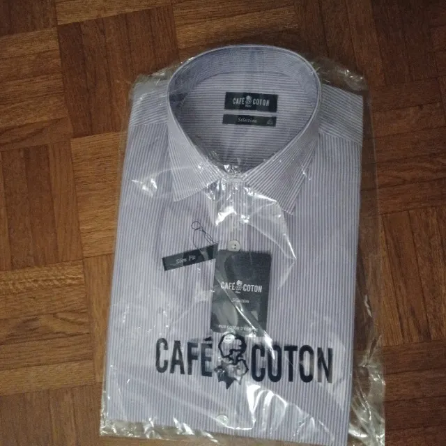 une chemise à rayures violettes ça change ;-)
