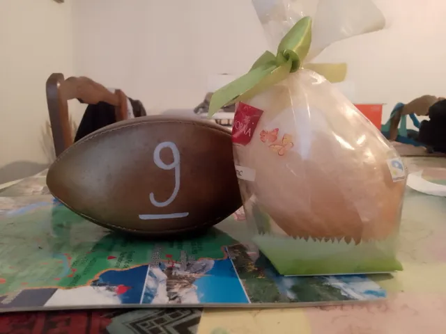 Un petit ballon de rugby chocolat blanc