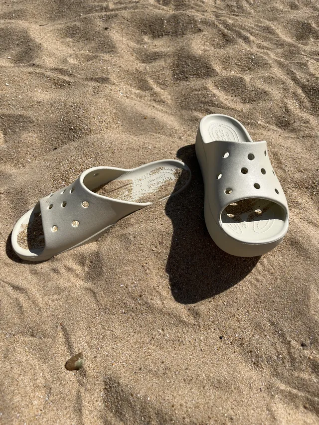 Les crocs à la plage