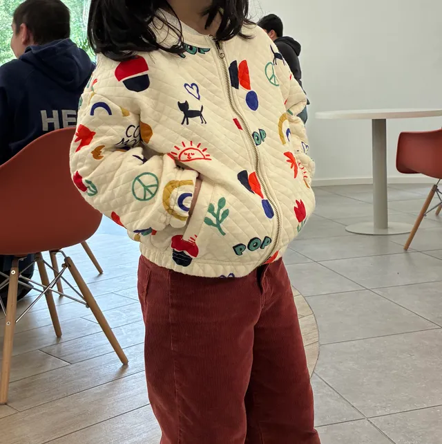 Ma fille adore cette veste colorée !
