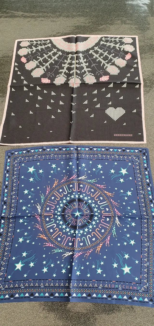 2 carrés de soie marque longchamp