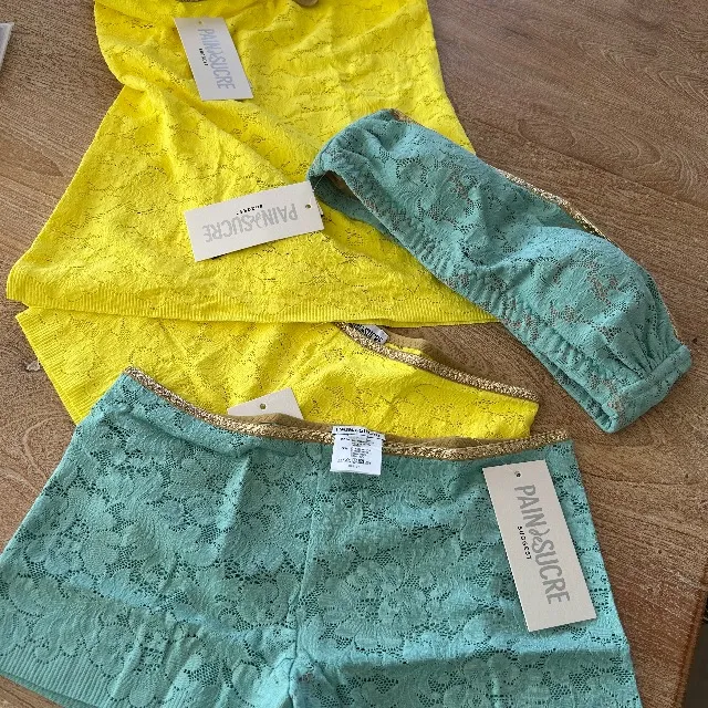 Dessous aux couleurs printaniers et sa robe fraîche