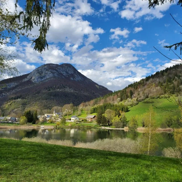 Lac de la Thuile dans les Alpes Françaises
