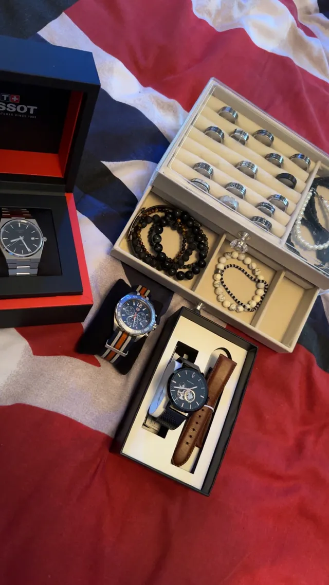 Plusieurs montres et bijoux