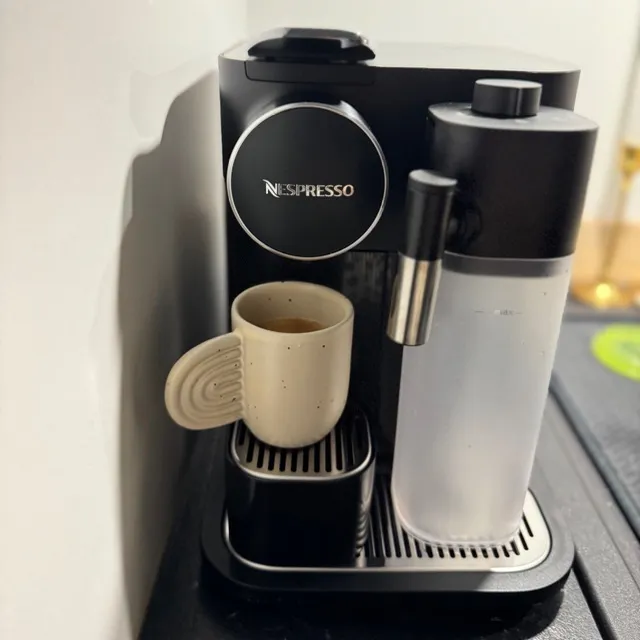Magnifique machine à café Nespresso x Delonghi