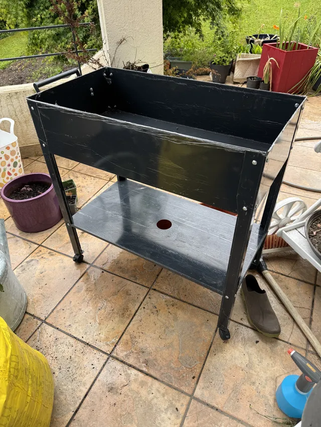 Une  table de rempotage