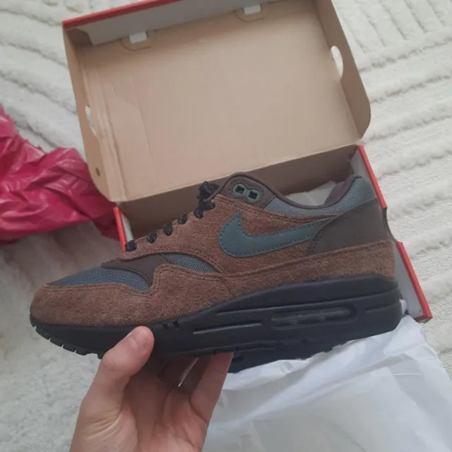 Nike / Adidas