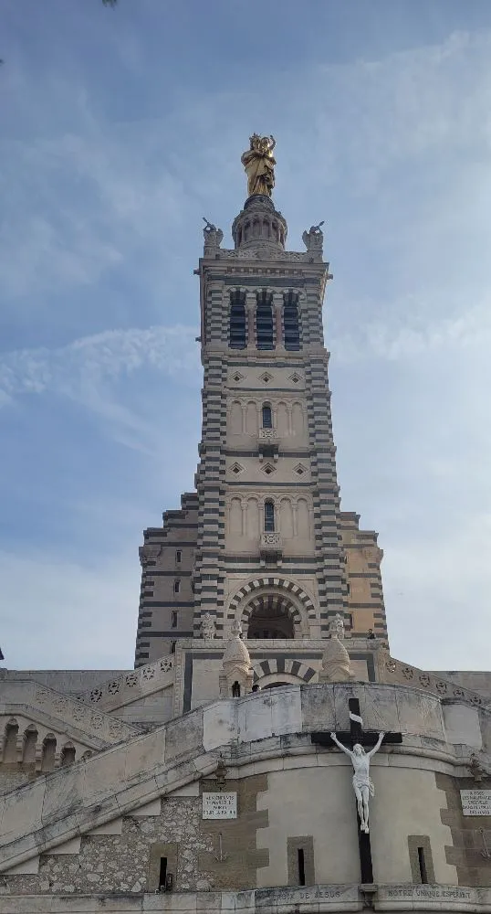 La calanque de sormiou et Notre Dame de la Garde