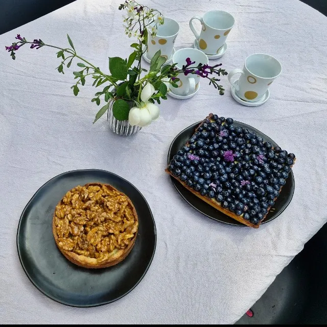 Tarte aux myrtilles et fleurs