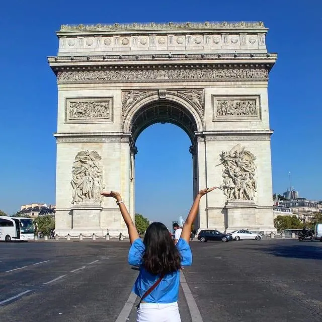 Élégance sur les Champs-Élysées : Explorez avec Style