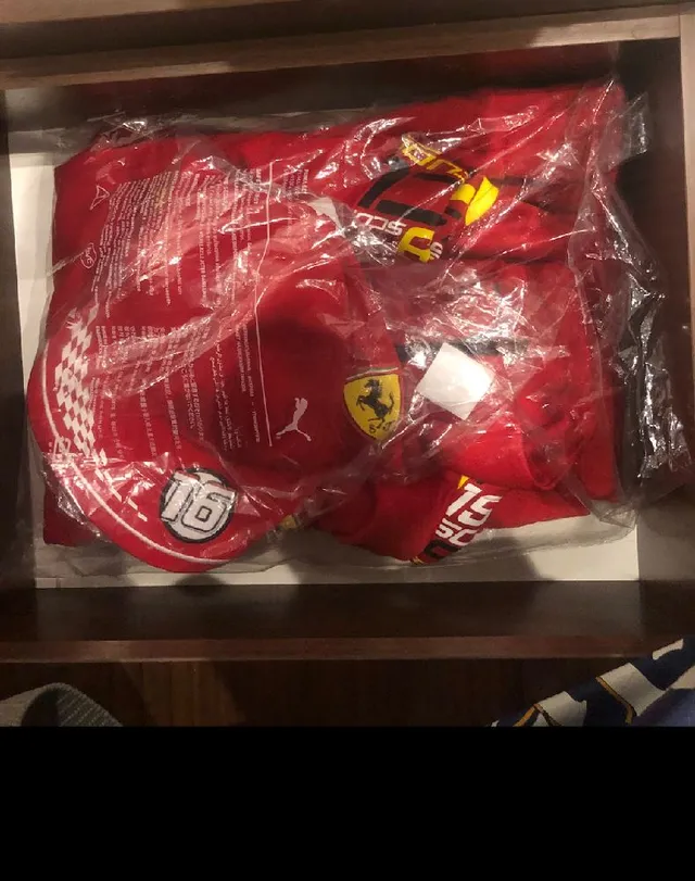 Ferrari - Casquette et Sweat zippé