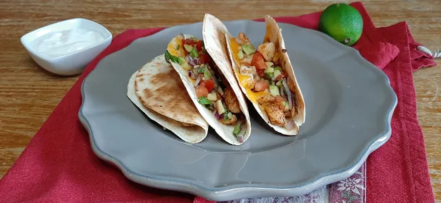 Tacos de poulet façon chipotle et ses légumes façon pico de gallo