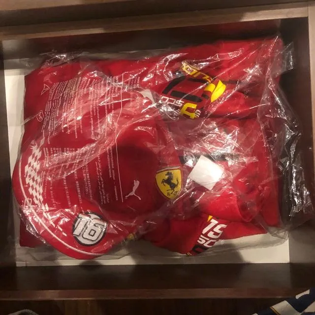 Ferrari - Casquette et Sweat zippé