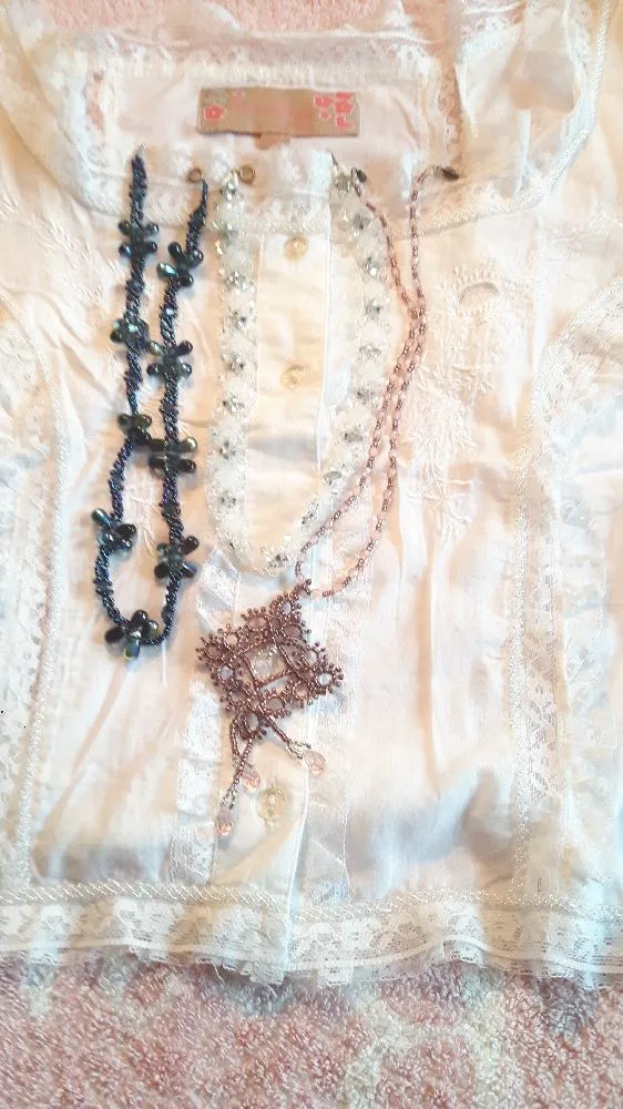 Broderie de perles Swarovski sur vêtement et création de colliers