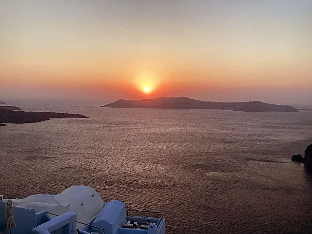 Magnifique coucher de soleil sur la caldeira de Santorin