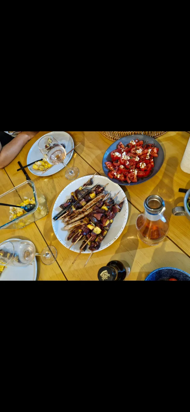 Brochette de canard et pêche accompagnée de salade de tomates