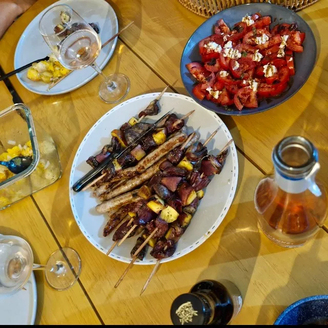 Brochette de canard et pêche accompagnée de salade de tomates