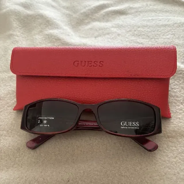 Paire de lunettes de soleil guess rouge bordeaux pour cet été 🌞