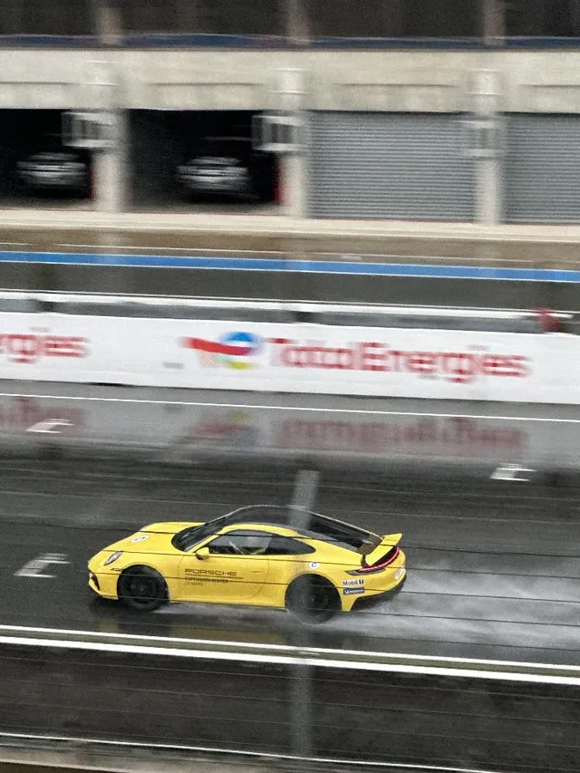 Photo d’une Porsche sous la pluie