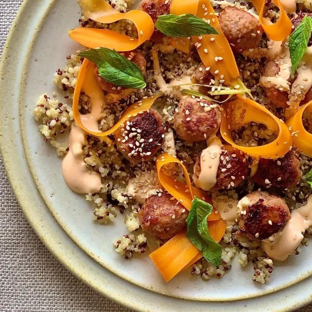 Boulettes, quinoa et pickles de carottes